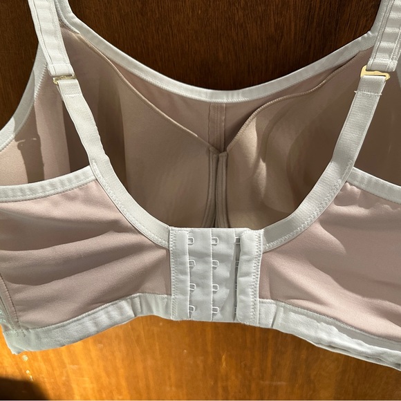 NATORI Yogi Contour Convertible Sports Bra 36 I 
EUC -  Lt Mocha/Ivory - Picture 5 of 10
